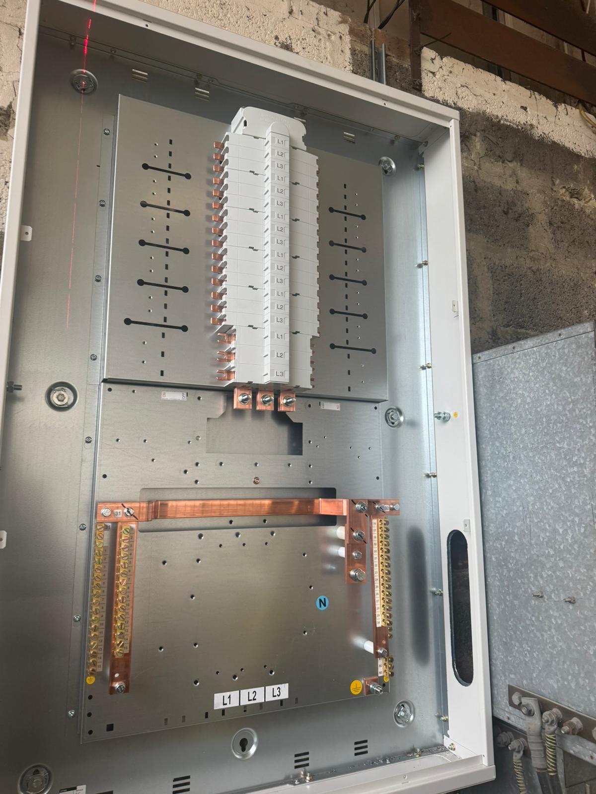 Three-phase distribution board